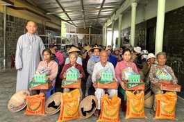 Chùa Phật Bửu tặng quà cho người nghèo