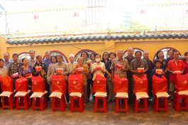 Chùa Long Hoa trao quà hỗ trợ đồng bào dân tộc