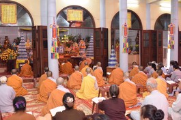 Khóa lễ tụng kinh tại chánh điện chùa Tích Sơn 