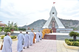 Chư tôn đức Tăng Ni viếng Nghĩa trang Liệt sĩ tỉnh Ninh Thuận