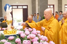 Hòa thượng Thích Lệ Trang cử hành nghi thức Tắm Phật