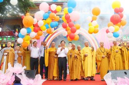 Chư tôn đức, đại biểu thả bóng bay cầu nguyện hòa bình