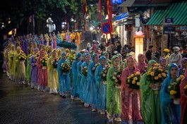 Phật tử đội mưa, trang nghiêm rước Phật - Ảnh: Kelvin Long