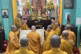 Đại diện chư hành giả cung an chức sự hạ trường chùa Tuyền Lâm