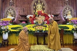 Nhị vị Hòa thượng đối thú an cư