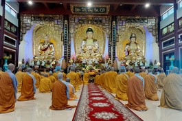 Quang cảnh lễ tác pháp thọ an cư tại chùa Diệc