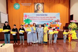 Lễ phát thưởng cho các em học sinh, sinh viên có thành tích học tập tốt trong năm học 2023-2024, tại chùa Thanh Tâm (H.Bình Chánh, TP.HCM)