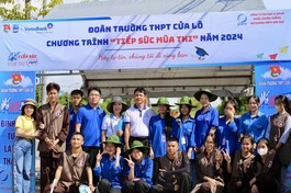 Các phụng sự viên chùa Phúc Lạc cùng các bạn đoàn viên, thanh niên tại điểm thi Trường THPT Cửa Lò