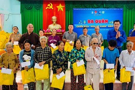 Trao quà đến bà con có hoàn cảnh khó khăn, học sinh vượt khó học giỏi tại đảo Cù Lao Xanh, TP.Quy Nhơn 