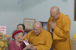 Ban Trị sự GHPGVN tỉnh Thanh Hóa thăm, tặng quà Mẹ Việt Nam anh hùng