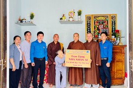 Trao nhà Nhân ái đến cụ Võ Thị Sắc, ngụ tại xã Phước Hòa, H.Tuy Phước, Bình Định