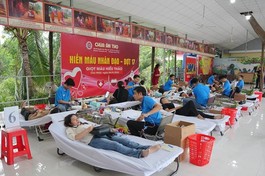 Người dân tham gia hiến máu nhân đạo tại chùa Ân Thọ (TP.Tân An, Long An)