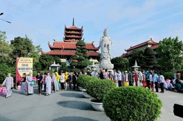 Người khiếm thị nhận quà tại chùa Thanh Tâm (Phật Cô Đơn)