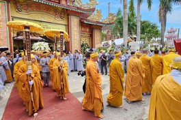 Cung thỉnh kim quan Hòa thượng Thích Huệ Thành rời Giác linh đường nhập bảo tháp 