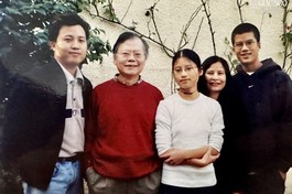 Gia đình Giáo sư Cao Huy Thuần (Cao Huy Liên Tâm là người mặc áo trắng) - Ảnh tư liệu gia đình 