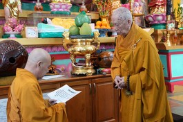 Nhị vị Hòa thượng cử hành nghi thức đối thú Tự tứ