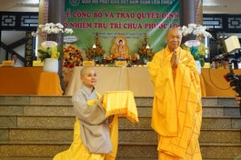 Hòa thượng Thích Từ Nghiêm trao quyết định bổ nhiệm trụ trì chùa Phước Lộc đến Sư cô Thích nữ Minh Triết