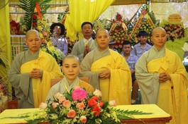 Sư cô Thích nữ Thanh Điền (ngồi), tân trụ trì chùa Phước Điền (xã Hải Định, H.Hải Lăng, Quảng Trị)