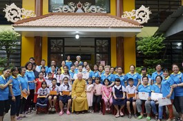Học sinh nhận học bổng chụp ảnh lưu niệm cùng Hòa thượng Thích Duy Trấn và các cô, chú thành viên Câu lạc Hành Trình Xanh chùa Liên Hoa (Q.11, TP.HCM)