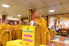 Hòa thượng Thích Thọ Lạc ủng hộ đồng bào các tỉnh thành phía Bắc khắc phục hậu quả do bão số 3 gây ra