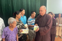 Thượng tọa Thích Thanh Phong tận tay trao quà đến bà con tại xã Vạn Phái và P.Trung Thành (TP.Phổ Yên, Thái Nguyên) bị thiệt hại do bão số 3 gây ra