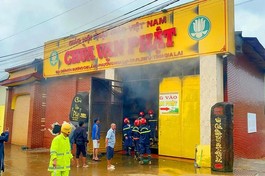 Lực lượng chức năng tham gia dập lửa ở chùa Vạn Phật - Ảnh: CH