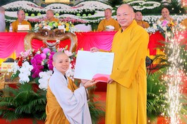 Thượng tọa Thích Tâm Định trao quyết định bổ nhiệm chùa Sơn Kỳ đến Sư cô Thích nữ Huệ Tịnh