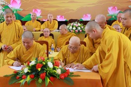 Hòa thượng Thích Thọ Lạc, Trưởng ban Văn hóa T.Ư và Hòa thượng Thích Quảng Xả, Phó Chủ tịch Hội đồng Trị sự, đặc trách Phật giáo 5 tỉnh Tây Nguyên ký kết hợp tác lan tỏa các đề án