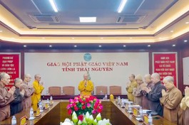 Chư tôn đức niệm Phật cầu gia hộ trước khi tiến hành phiên họp
