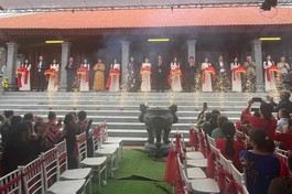 Chư tôn đức, đại biểu chính quyền các cấp cắt băng khánh thành chùa Giai