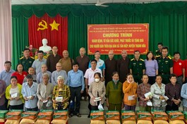 Ban Trị sự Phật giáo Q.8 trao quà đến bà con H.Thạnh Hóa (Long An)