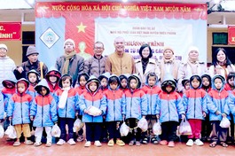 Chương trình "Áo ấm từ bi" đến với các em học sinh vùng cao H.Hướng Hóa