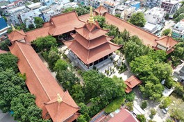 So với thuở sơ khai chỉ là những nếp nhà mái tôn vách lá, Huệ Nghiêm hiện nay đã được kiến thiết khang trang, quy củ hơn với các công trình như chánh điện, giảng đường, giới đài... 