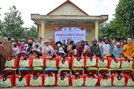"Phiên chợ 0 đồng" hỗ trợ 350 hộ dân có hoàn cảnh khó khăn tại buôn Liêng Krắk, xã Krông Nô, huyện Lắk, tỉnh Đắk Lắk