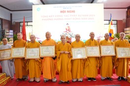 Trao Bằng tuyên dương công đức đến tập thể, cá nhân tiêu biểu