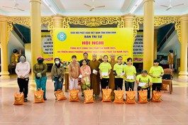 Trao quà đến các hoàn cảnh khó khăn trước thềm Tết Ất Tỵ 2025