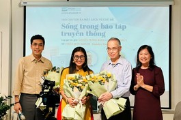 Đại diện Phanbook tặng hoa cảm ơn 2 khách mời và MC Quốc Khánh 