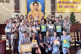 Hồng Nhân (giải ba) lưu niệm bên quý Thầy và các bạn đạo tại cuộc thi - Ảnh: NVCC