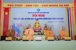 Chư tôn đức cử hành nghi thức niệm Phật cầu gia bị
