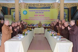 Chư tôn đức cử hành nghi thức niệm Phật cầu gia bị