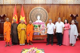 Chư tôn đức Ban Trị sự GHPGVN tỉnh Trà Vinh, TP.Trà Vinh, Hội Đoàn kết Sư sãi yêu nước tỉnh chúc Tết Ất Tỵ đến lãnh đạo Tỉnh ủy, HĐND, UBND, UBMTTQVN cùng các sở, ban ngành tỉnh 