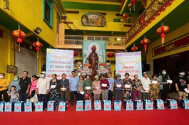 Các gia đình có hoàn cảnh khó khăn nhận quà Tết tại chùa Tuyền Lâm