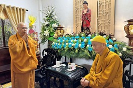 Thượng tọa Thích Minh Nhựt, Trưởng ban Trị sự GHPGVN Q.Phú Nhuận vấn an sức khỏe Trưởng lão Hòa thượng Thích Thanh Hùng