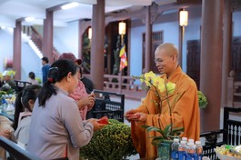 Thầy trụ trì chùa Phước Hưng trao lộc đầu xuân đến các Phật tử