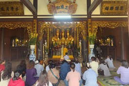 Đông đảo Phật tử lên chùa cầu an ngày rằm tháng Giêng