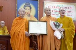 Trao Giáo chỉ và tặng hoa chúc mừng chư tôn đức được tấn phong giáo phẩm
