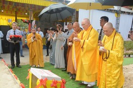 Chư tôn đức cử hành nghi thức sái tịnh