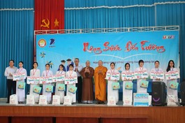 Các em học sinh nhận học bổng từ chương trình "Nâng bước đến trường"