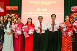 Lãnh đạo Sở Dân tộc và Tôn giáo trao quyết định nhân sự Văn phòng sở - Ảnh: Thảo Lê