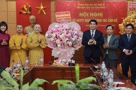 Ban Trị sự GHPGVN tỉnh Nghệ An tặng hoa chúc mừng đến lãnh đạo Sở Dân tộc và Tôn giáo tỉnh